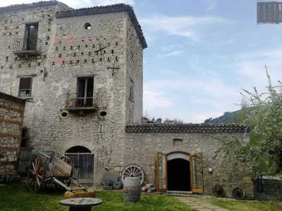 Davanti a noi l'edificio si presenta diviso in tre parti. Quella a sinistra comprende l'abitazione del mugnaio, al di sotto della quale � posizionato un mulino del 600 ormai in disuso. Sulla destra � visibile invece l'accesso all'impianto di macinazione ancora adoperato, risalente all�800